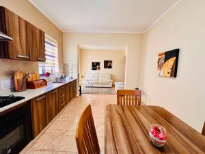 May Flower: Modern Flat close to AirportBus Stops