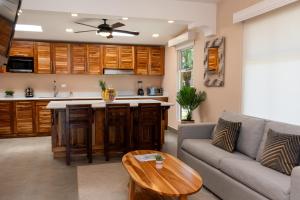 Jacó Cozy 1BR Pool AC Secure Near Beach