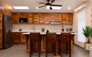 Jacó Cozy 1BR Pool AC Secure Near Beach