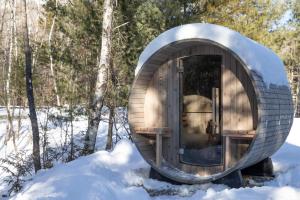 Cozy Luxury Cabin w Hot Tub, Fire Pit, King Bed