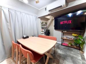 SHINBASHI Station A major hub station ideal for Tokyo sightseeing Numerous restaurants and eateries surround the station Enjoy your stay on the top floor of the building without worrying about noise Elevator available