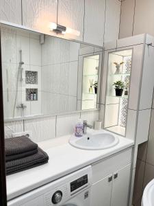 Luxury Artwall Apartment in City Centre