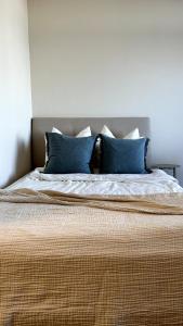 Modern 1-bed with pool & seaview