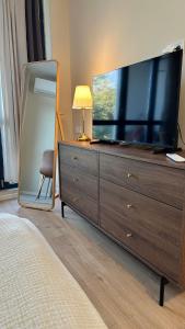 Modern 1-bed with pool & seaview