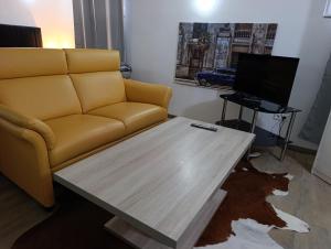 80 qm Apartment,WLAN, TV free Parking,24 h check-in, ,full kitchen,Untergeschoss ,