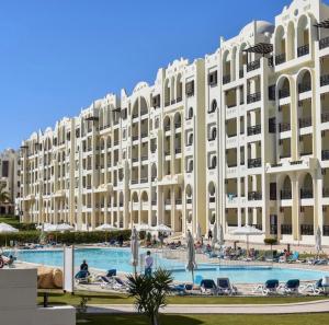 Sahl Hasheesh Finest Chalet - Gravity resort beachfront family 2 bedroom - garden pools view waterpark NON EGYPTIAN ONLY