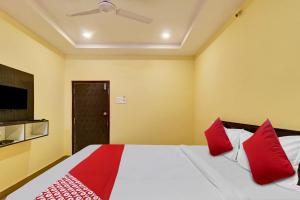 Hotel O Srinika Grand NEAR Shamshabad Airport