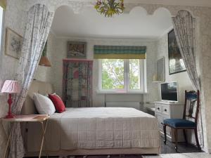 LITTLE LONDON ONE boutique apartment Netflix TV Old Town