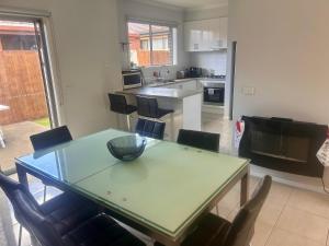 Modern Furnished Home in Altona Meadows, 20min CBD, 5min Beach
