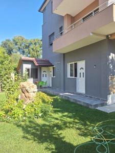 Deluxe groundfloor apartment with beautiful garden for long term rental