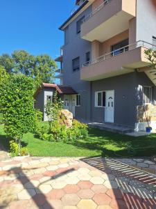 Deluxe groundfloor apartment with beautiful garden for long term rental