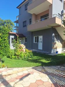 Deluxe groundfloor apartment with beautiful garden for long term rental