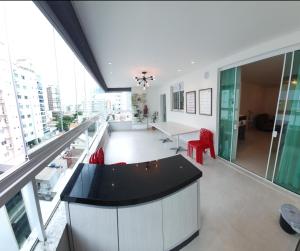 Apto amplo 3 quartos 2 vagas próximo à praia Ed Bordo