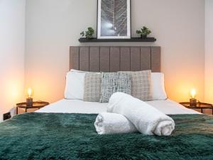 Modern 2BR 2Bath Central Leeds Apartment Parking