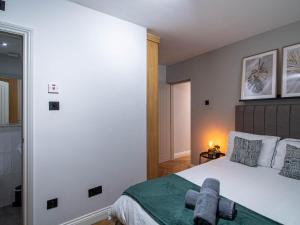Modern 2BR 2Bath Central Leeds Apartment Parking