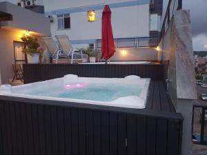 Cobertura com piscina privativa e jacuzzi na praia dos Ingleses! Venha curtir!