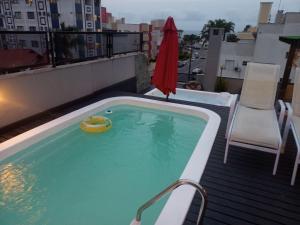 Cobertura com piscina privativa e jacuzzi na praia dos Ingleses! Venha curtir!