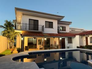 Zeus Guest house & Car Rental Free SJO Airport Shuttle-NATIONWIDE PRÍVATE SHUTTLE SERVICE