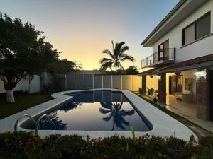 Zeus Guest house & Car Rental Free SJO Airport Shuttle-NATIONWIDE PRÍVATE SHUTTLE SERVICE