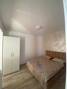 Apartment for rent with living and bedroom G Enescu 19