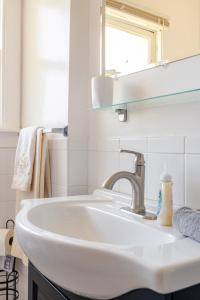 2 - Berkeley Private 1 Bedroom Apartment with Laundry