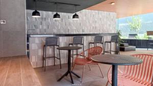 Moderno departamento en Ñuñoa con cama King, internet rápido y piscina