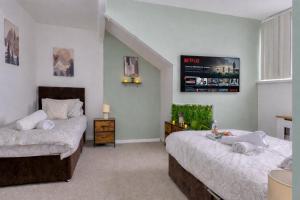 Bright 2BR Home Work-Friendly Sleeps 8 Parking