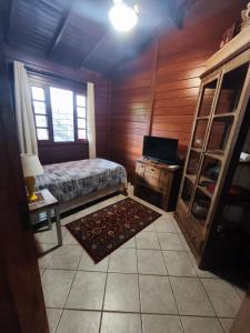 quarto aconchegante com cama de solteiro