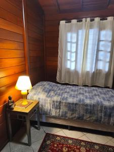 quarto aconchegante com cama de solteiro