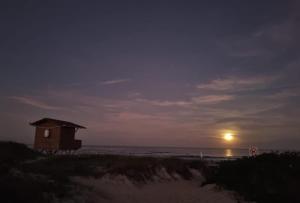 Casa no Pico da Cruz 300m da praia ar cond