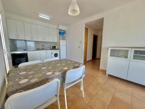 Apartamento con terraza cerca de la playa en Roses - ES-319-7