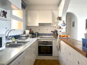 Apartamento en Roses con terraza, parking privado y cocina equipada - ES-319-48