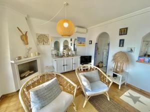 Apartamento en Roses con terraza, parking privado y cocina equipada - ES-319-48