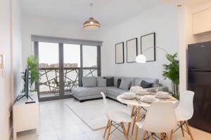 Free housekeeping visits during your stay - StayShort - Cozy Townsquare Apartment with Garden Views Sleeps 3