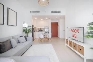 Free housekeeping visits during your stay - StayShort - Cozy Townsquare Apartment with Garden Views Sleeps 3