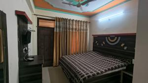 Oak sunlight Restaurant & Provides Famous Gadwali food