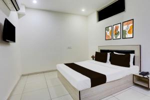 Hotel O Lohgarh Road Zirakpur Formerly JB Plaza