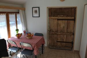 Maisons de vacances Le Poirier Perfect for 2 adults and 2 children Heated Pool and Games Room : photos des chambres