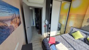 The BASE DELUXE KINGSIZE 2-bedroom or 1-bedroom