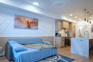 Family Modern 1BR and Den Condo - Apartment with City View, Downtown, Balcony, Free Parking & In-Suite Laundry!