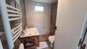 Monoambiente con deck y vista al lago en Playa Bonita