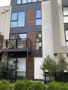 Room neighbouring Melbournes bustlingcity