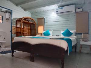 Hotel Moana Cottage Goa Near Sea Beach with Swimming pool -Free Wifi -Parking -Room Service -Best Hotel In Goa