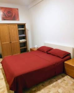 Stanza matrimoniale comoda, a 5 minuti a piedi dalla Metro, perfetta per muoversi a Milano