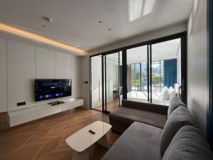 Sunshine BEACH FRONT access to the pool