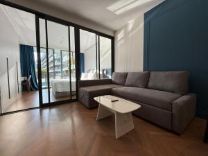 Sunshine BEACH FRONT access to the pool