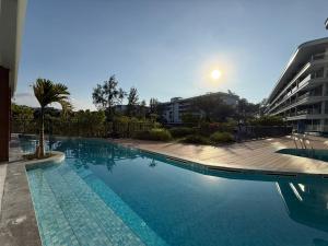 Sunshine BEACH FRONT access to the pool