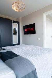 Top Floor with Rooftop, 1BR Apartment in Great Location