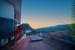 Crestwood Villa with Pvt Pool by BeeGO