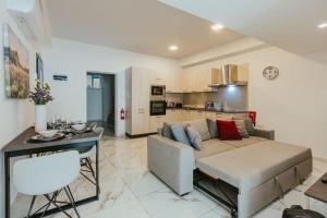 Sea Side Luxurious 2 BDR Apartment